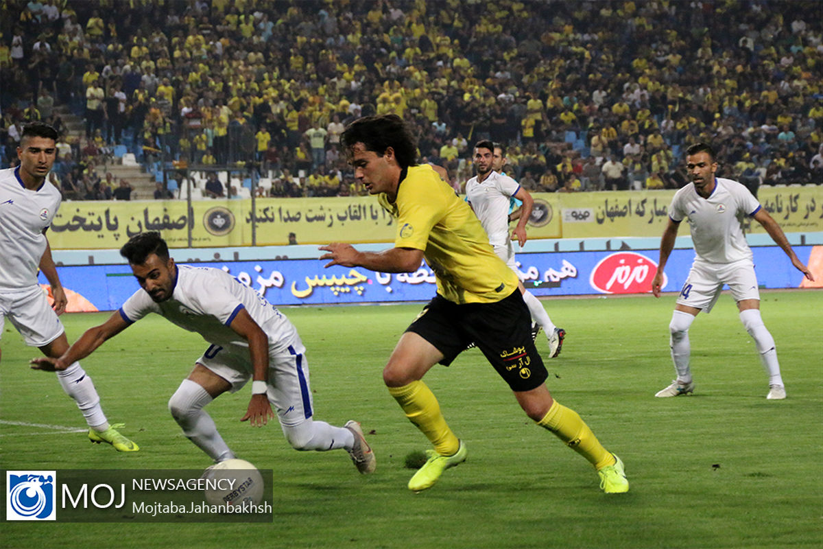 دیدار تیم های فوتبال سپاهان و صنعت نفت آبادان