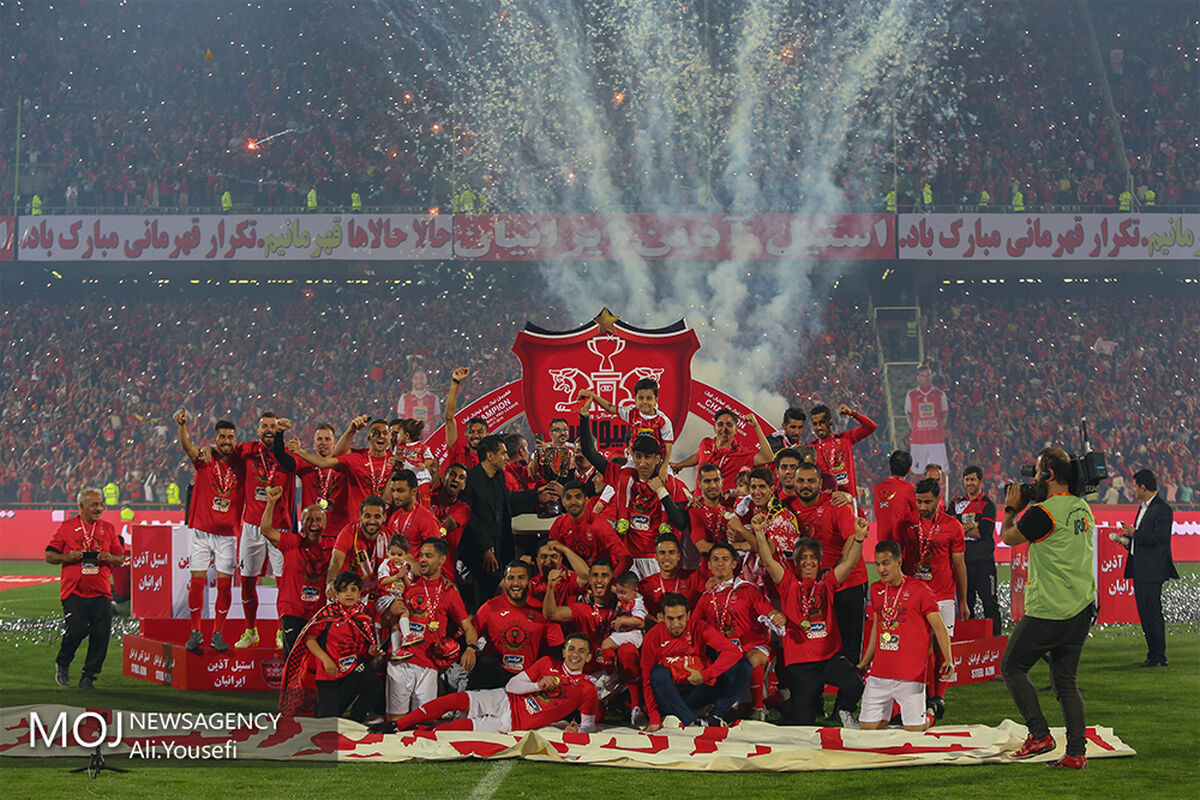 جام قهرمانی هفدهمین دوره لیگ برتر فوتبال به باشگاه پرسپولیس