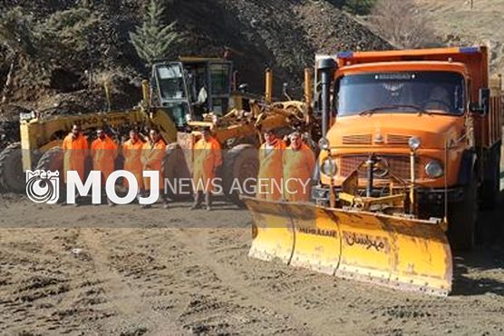 75 دستگاه ماشین آلات سبک و سنگین در ستادهای برف روبی نقاط مختلف شهر مستقر شده اند
