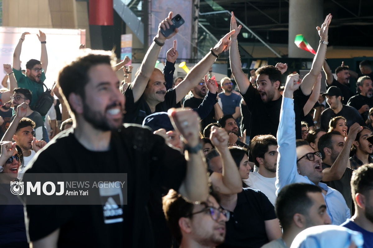 تماشای جام جهانی فوتبال در باغ کتاب 