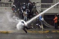 آب‌پاش‌های فشارقوی در برابر فریاد معترضان لس‌آنجلس