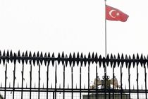 تظاهرات‌کنندگان در استانبول پرچم کنسولگری هلند را پایین کشیدند