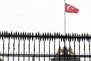 تظاهرات‌کنندگان در استانبول پرچم کنسولگری هلند را پایین کشیدند