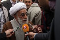 حضور آیت‌الله جنتی در منزل پدر شهید حججی