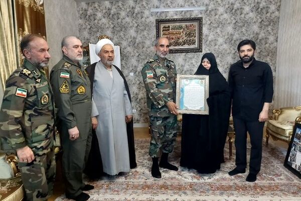 فرمانده نیروی زمینی ارتش با خانواده شهید سپهبد موسوی دیدار کرد