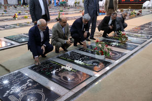 حضور حاجی میرزایی در گلزار شهدای رشت و ادای احترام به مقام شهدا