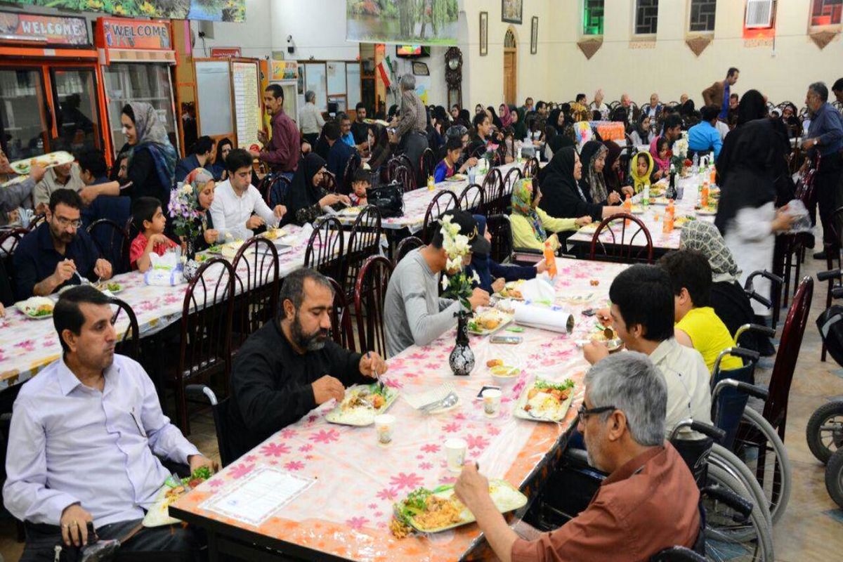 اصفهان- ضیافت افطاری معلولان