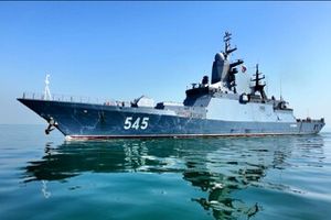 ناو روسی برای شرکت در رزمایش دریایی به بندرعباس رسید
