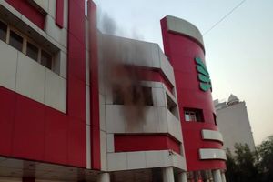 آتش‌سوزی گسترده در فروشگاه رفاه ساحلی اهواز بدون تلفات جانی مهار شد