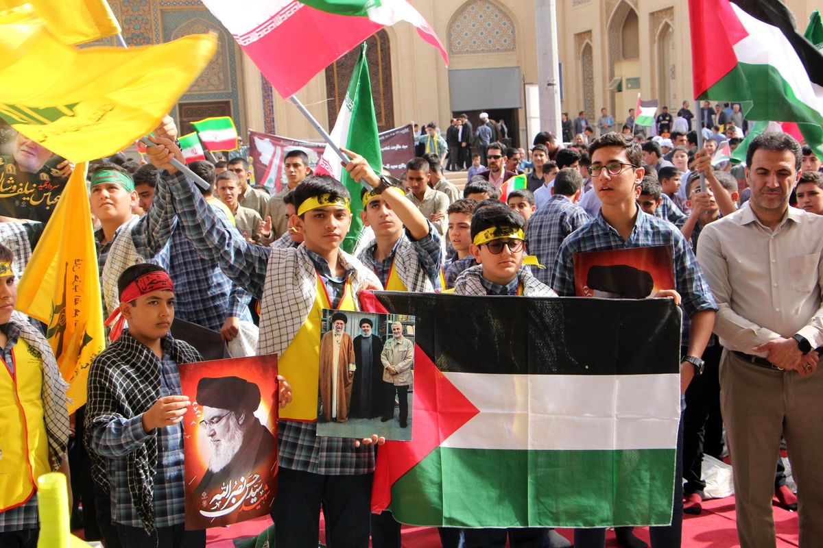 تجمع دانش آموزان شیرازی 