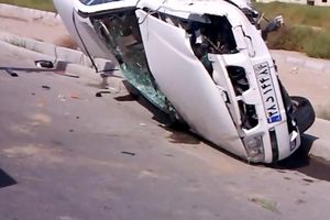 واژگونی خودروی سمند یک کشته و دو مجروح در جاده پارسیان بر جای گذاشت