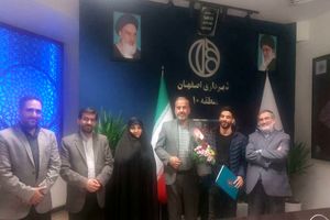 قهرمان پارالمپیک آسیایی چین در منطقه ده شهرداری اصفهان تجلیل شد