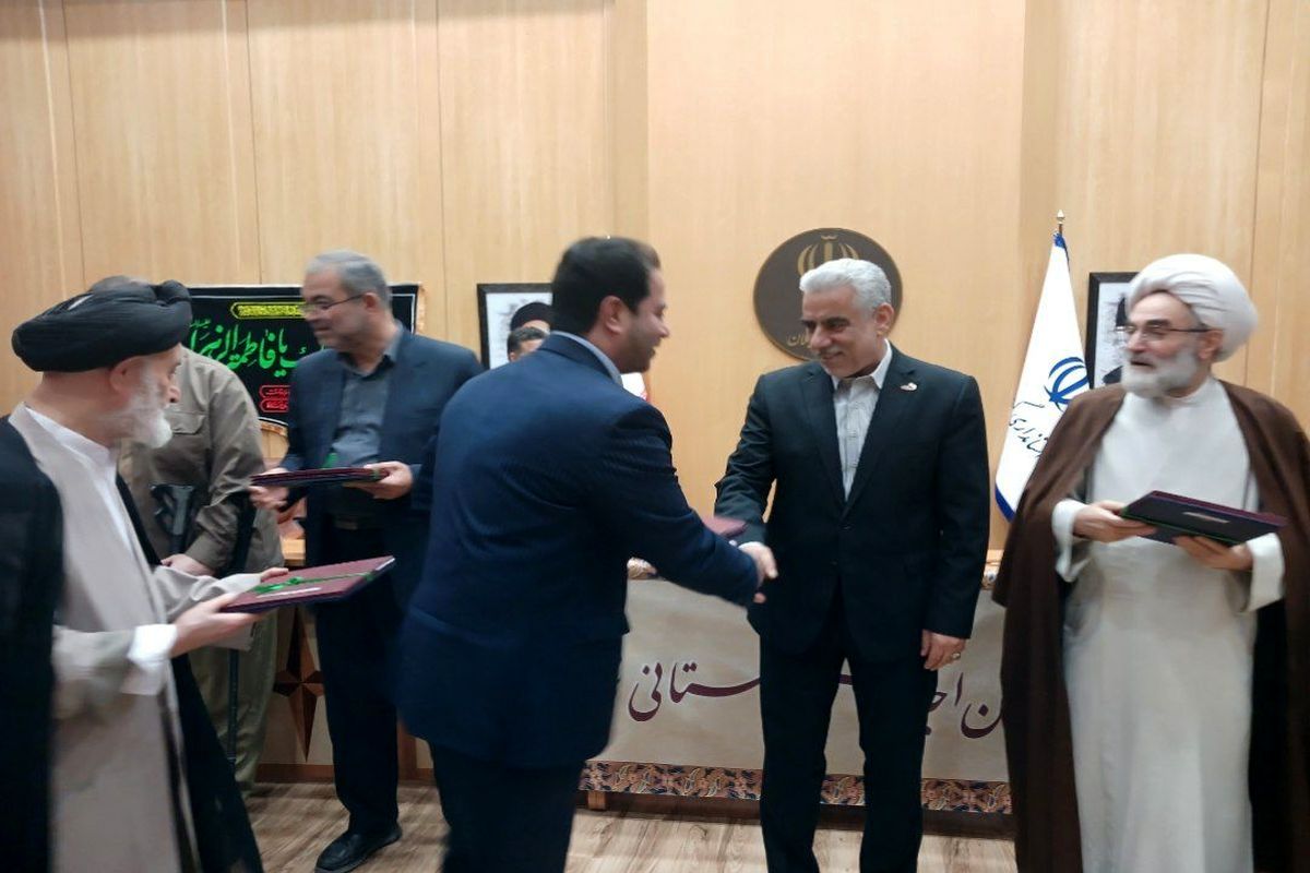 مدیر مجتمع دخانیات گیلان در اجلاس نماز تقدیر شد