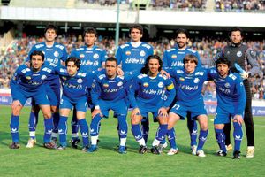 تصاویر پیراهن تیم فوتبال استقلال در فصل هفدهم رونمایی شد