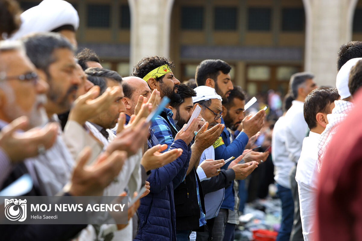 اقامه نماز عید فطر به امامت رهبر انقلاب