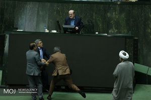 دو نماینده در صحن مجلس با الفاظ رکیک درگیر شدند+تصاویر