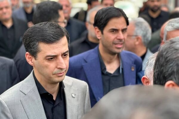 همراهی فرید دهقانی با وزیر صمت در بازدید از موکب چادرملو در آستانه مراسم تشییع رهبر شهید انقلاب