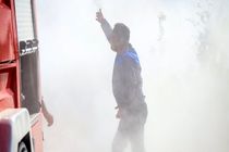 آتش‌سوزی در آرادکوه مهار شده و تنها دود سفید ناشی از اطفای حریق باقی مانده است