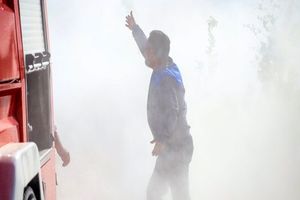 آتش‌سوزی در آرادکوه مهار شده و تنها دود سفید ناشی از اطفای حریق باقی مانده است