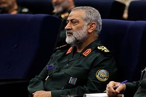 ما از مسوولان نظام انتظار داریم که به ملت بپیوندند و با مردم باشند