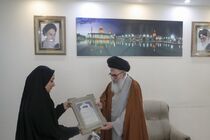 تولیت آستان شاهچراغ(ع) از پرچم دار محجبه کاروان ورزشی ایران در مسابقات پاراآسیایی جاکارتا تقدیر کرد