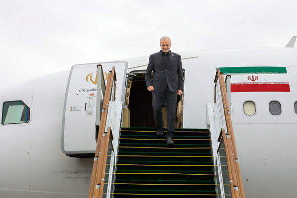 رئیس جمهور وارد شهرکرد شد