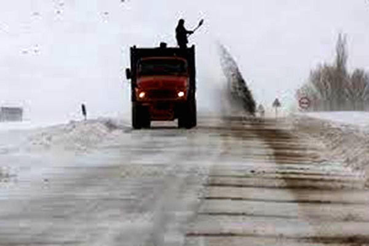 عملیات نمک و شن پاشی در جاده