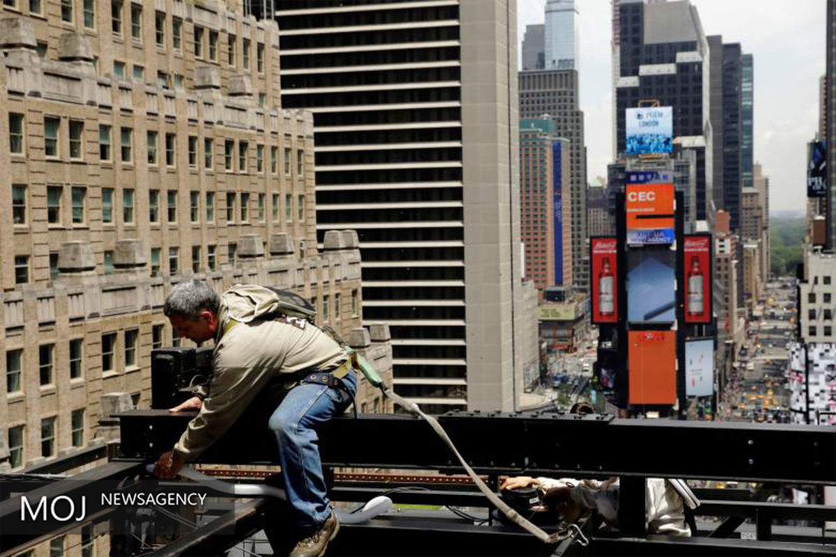 پاکسازی میدان تایمز نیویورک از زنبورها‎