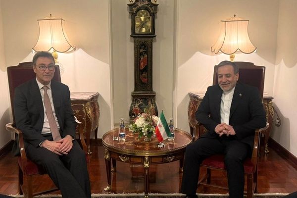 تأکید عراقچی و مدیر گفت‌وگوی بشردوستانه بر دیپلماسی برای صلح جهانی