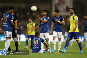دیدار تیم‌های فوتبال نفت مسجد سلیمان و استقلال تهران 