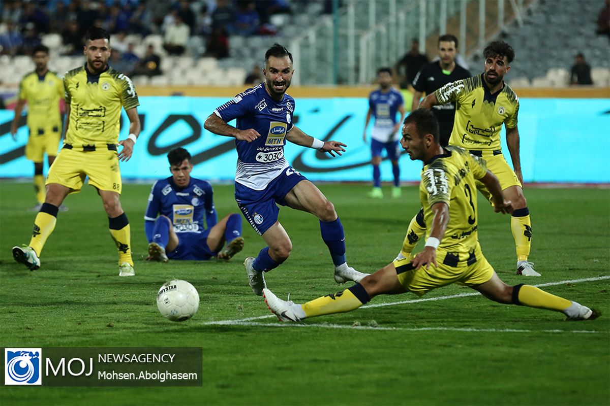 دیدار تیم های فوتبال استقلال و فجر شهید سپاسی