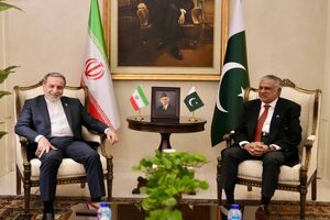 شهباز شریف و عراقچی در اسلام‌آباد با یکدیگر گفتگو کردند