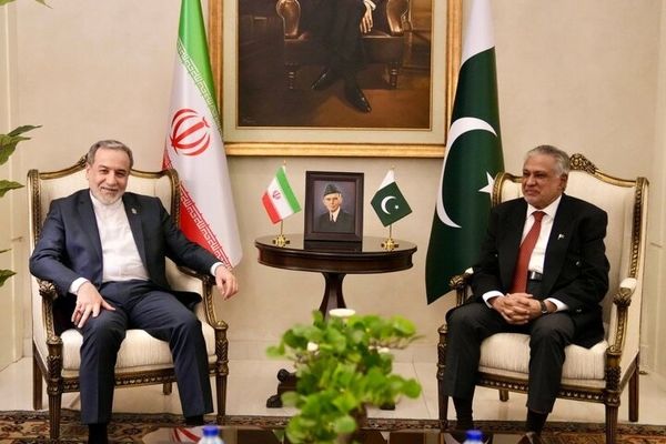 شهباز شریف و عراقچی در اسلام‌آباد با یکدیگر گفتگو کردند