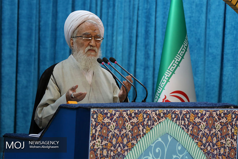باید مسئولان و مقامات در کنار مردم بر سر سفرههای افطار بنشینند