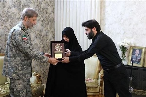 فرمانده کل ارتش با خانواده شهید امیر سپهبد موسوی دیدار کرد