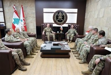 فرمانده ارتش لبنان و فرمانده عملیات ویژه سنتکام با یکدیگر گفتگو کردند