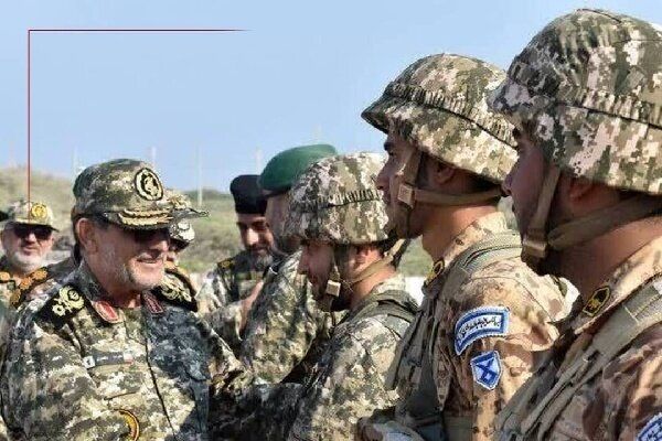 فرمانده نیروی دریایی سپاه از جزایر راهبردی بوموسی و سیری بازدید عملیاتی کرد