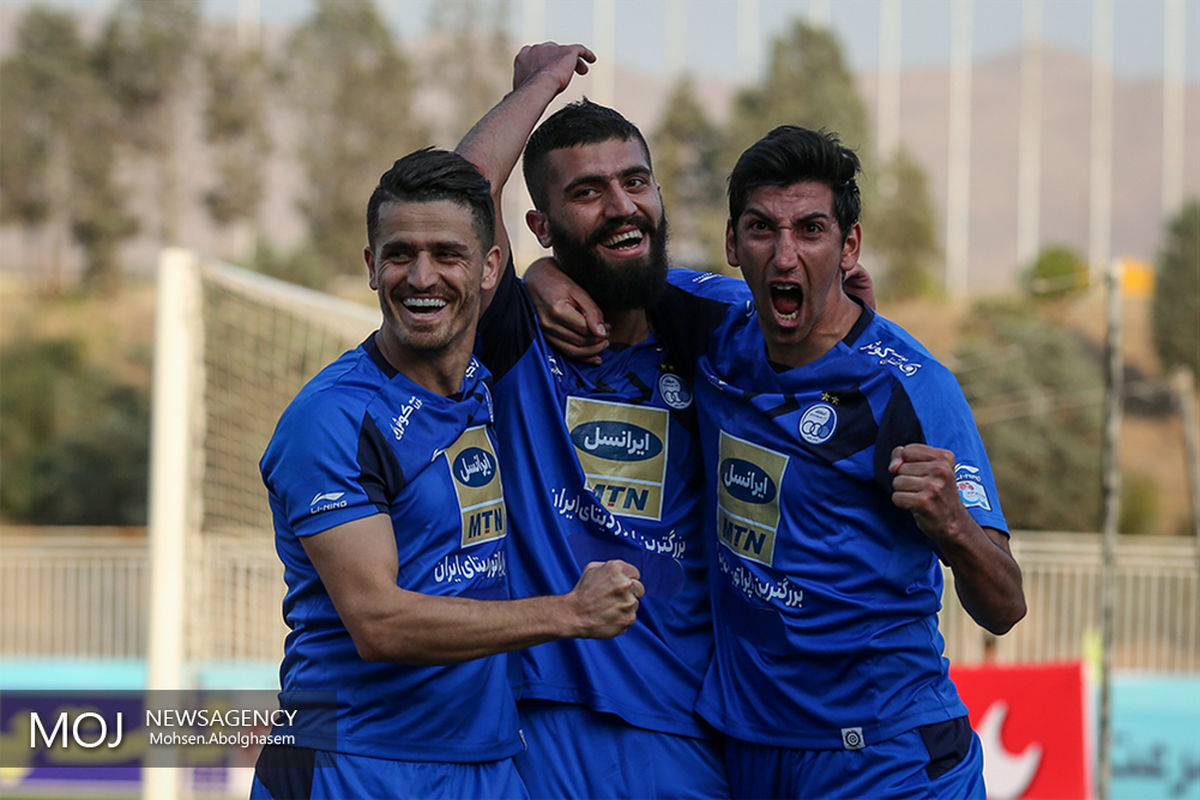 دیدار تیم های فوتبال سایپا و استقلال تهران