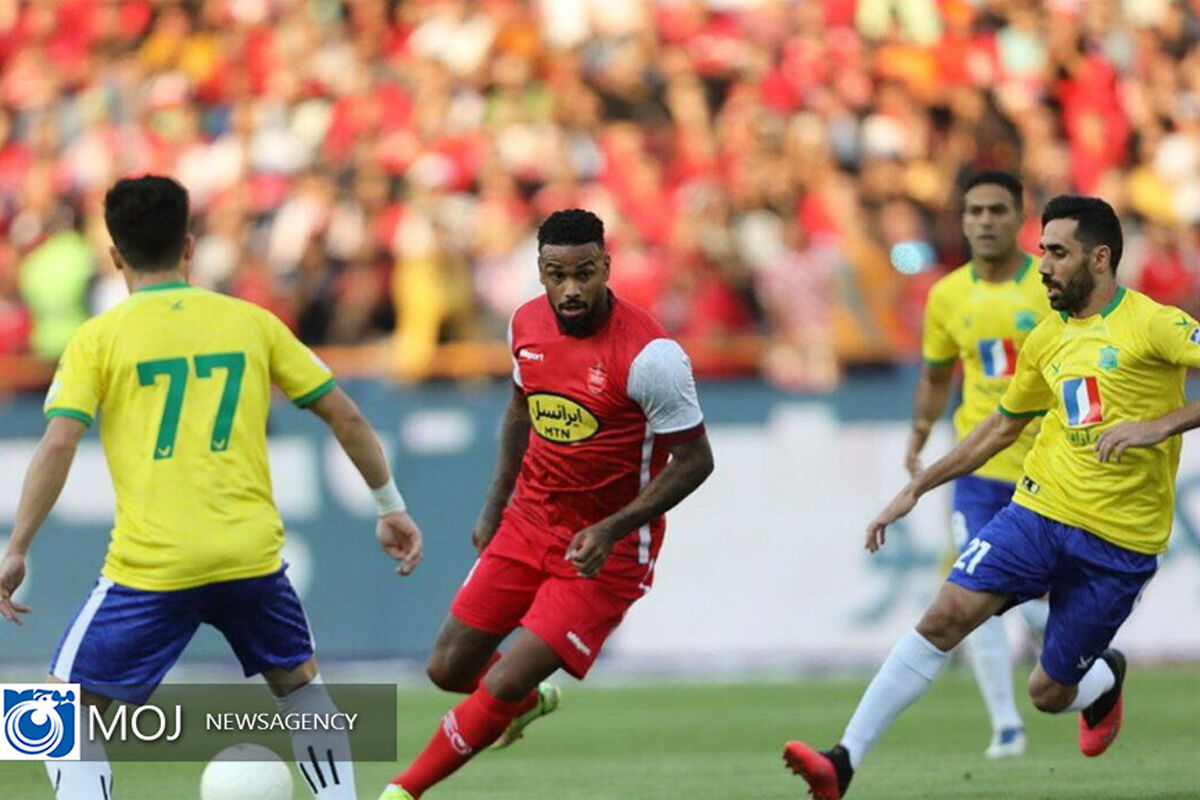 دیدار تیم‌های فوتبال پرسپولیس و صنعت نفت آبادان