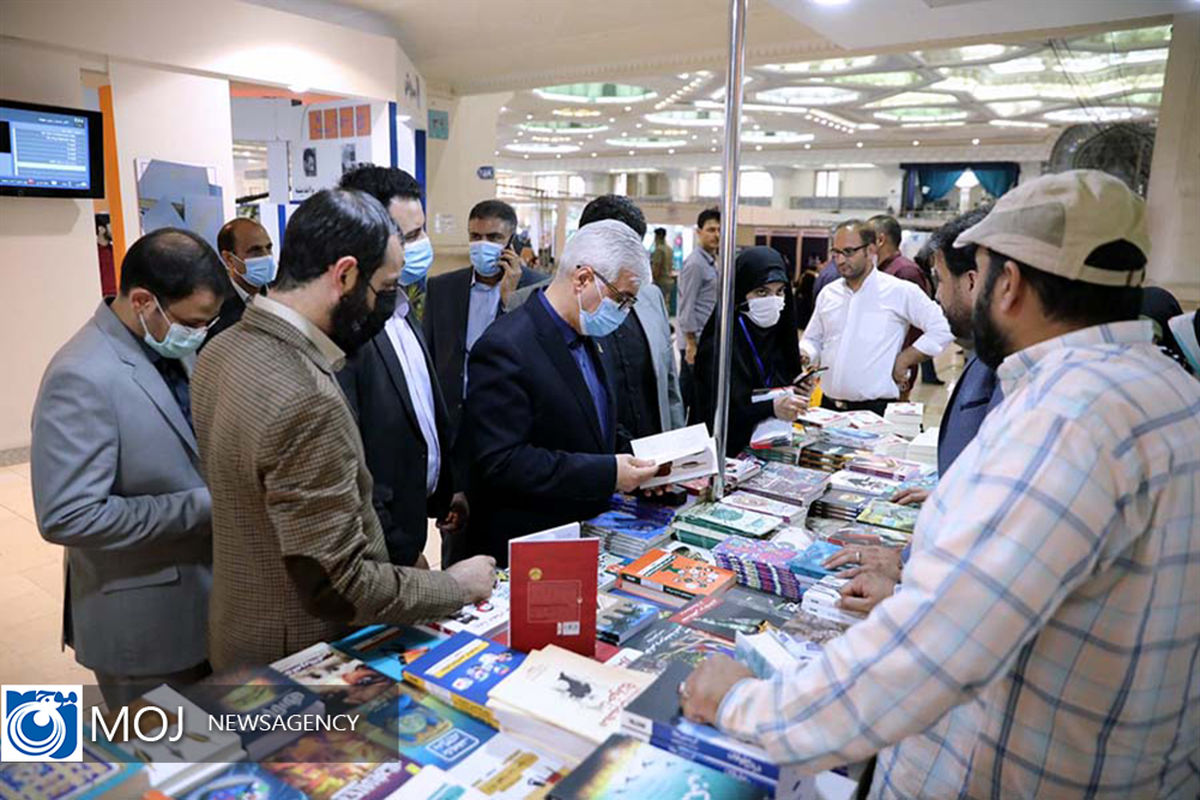 بازدید وزیر ورزش و جوانان از نمایشگاه کتاب