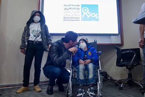 مهدی رحمتی در جمع کودکان بیمار