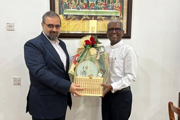 رایزن فرهنگی ایران در مالزی با سر اسقف کلیسای متدیست دیدار کرد