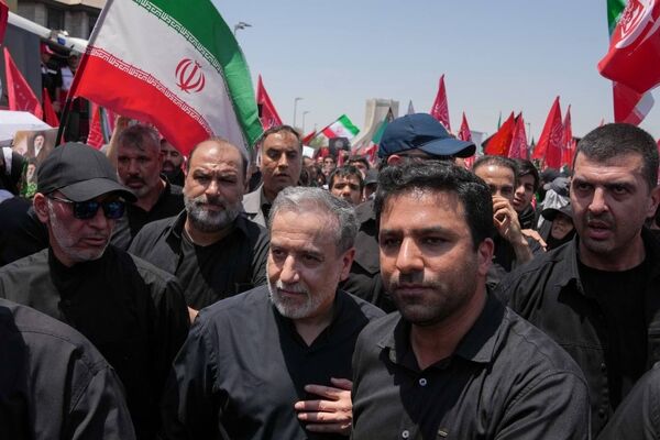 حضور وزیر امور خارجه در مراسم تشییع رهبر شهید انقلاب