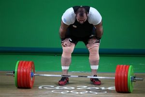 حضور پلیس در سالن مسابقه وزنه‌برداری اصلا زیبا نیست