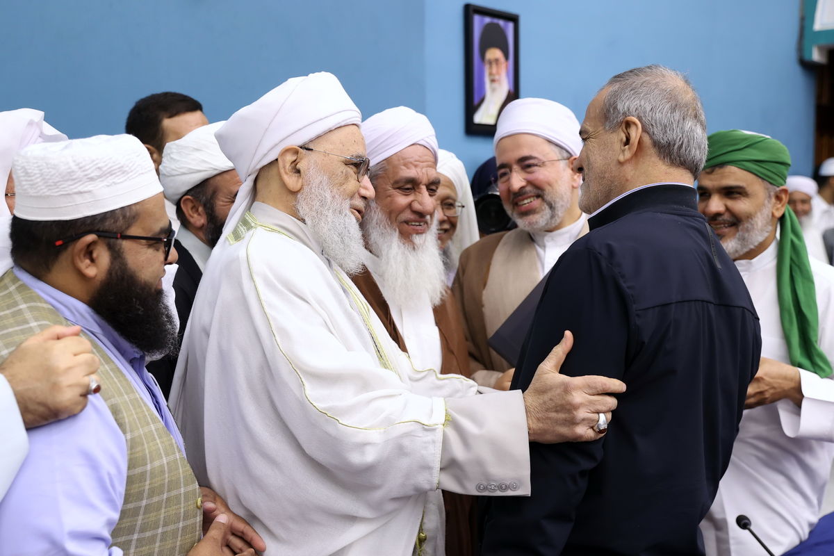 رئیس جمهور در دیدار جمعی از علما و بزرگان اهل تسنن