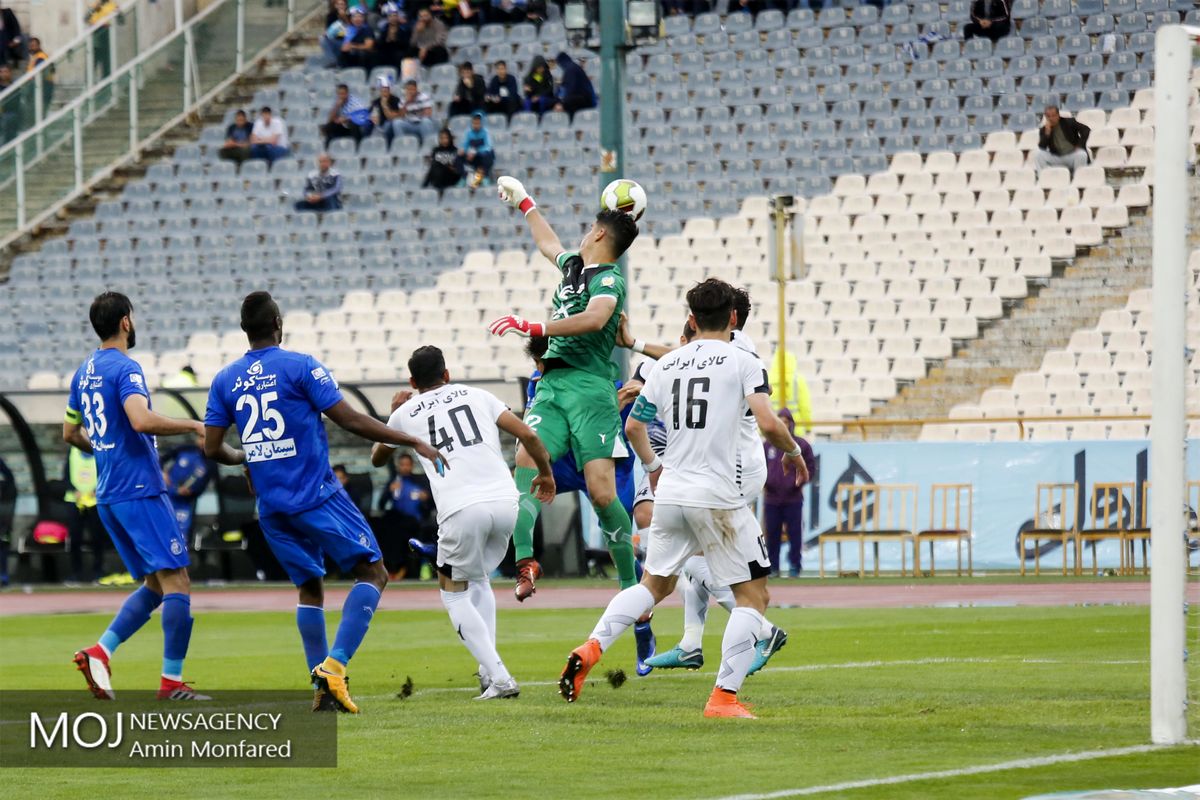 دیدار تیم های فوتبال استقلال تهران و پیکان