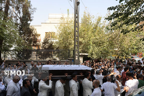 هنرمندان سینمای ایران برای بدرقه پیکر ناصر تقوایی گردهم آمدند