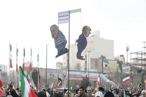 خشم سخنگوی فارسی‌زبان موساد از آتش گرفتن عروسک ترامپ و نتانیاهو در راهپیمایی ۲۲ بهمن! + فیلم