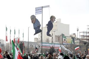 خشم سخنگوی فارسی‌زبان موساد از آتش گرفتن عروسک ترامپ و نتانیاهو در راهپیمایی ۲۲ بهمن! + فیلم