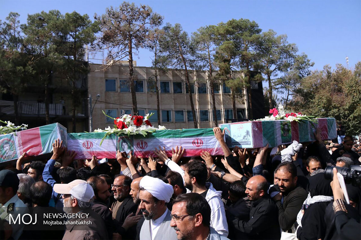 مراسم تشییع شهدا در گلستان شهدای اصفهان
